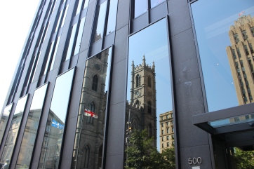 Reflet de la basilique Notre-Dame-de-Montréal